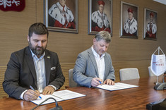 Od lewej: mgr inż. S. Nowak, prof. P. Koszelnik, 