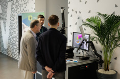 Pracownicy Verashape i prof. Andrzej Kawalec (od lewej) przy ramieniu pomiarowym,