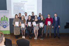 Drużyna unihokeja z trenerem mgr. R. Koniecznym i prorektorem ds. studenckich prof. G. Ostaszem,