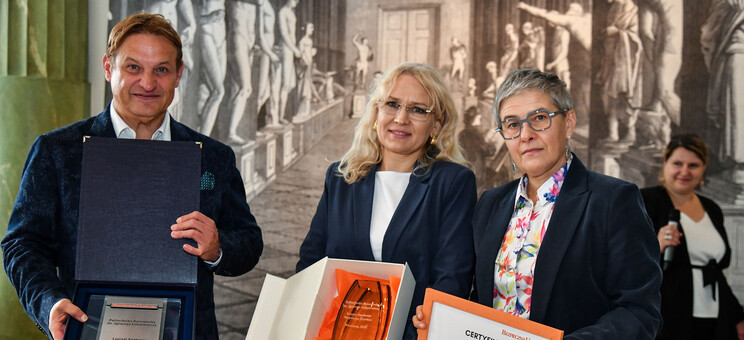 Na pierwszym planie od lewej: dr hab. J. Męcina, dr inż. M. Walczak, prof. M. Mrówczyńska,