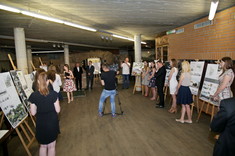 [FOTO] Wystawa prac magisterskich studentów kierunku architektura w Podziemnej Trasie Turystycznej