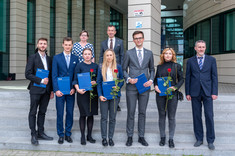 Nagrodzeni studenci WBMiL z prodziekanem prof. PRz P. Rzucidło, prof. PRz I. Włoch i prof. G. Ostaszem,